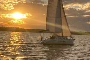 Buenos Aires: Paseo en velero, vista especial de la ciudad y comida a bordo