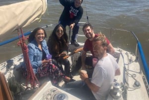 Buenos Aires: Paseo en velero, vista especial de la ciudad y comida a bordo