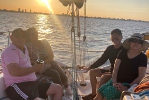 Buenos Aires: Paseo en velero, vista especial de la ciudad y comida a bordo