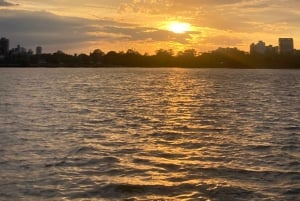 Buenos Aires: Paseo en velero, vista especial de la ciudad y comida a bordo