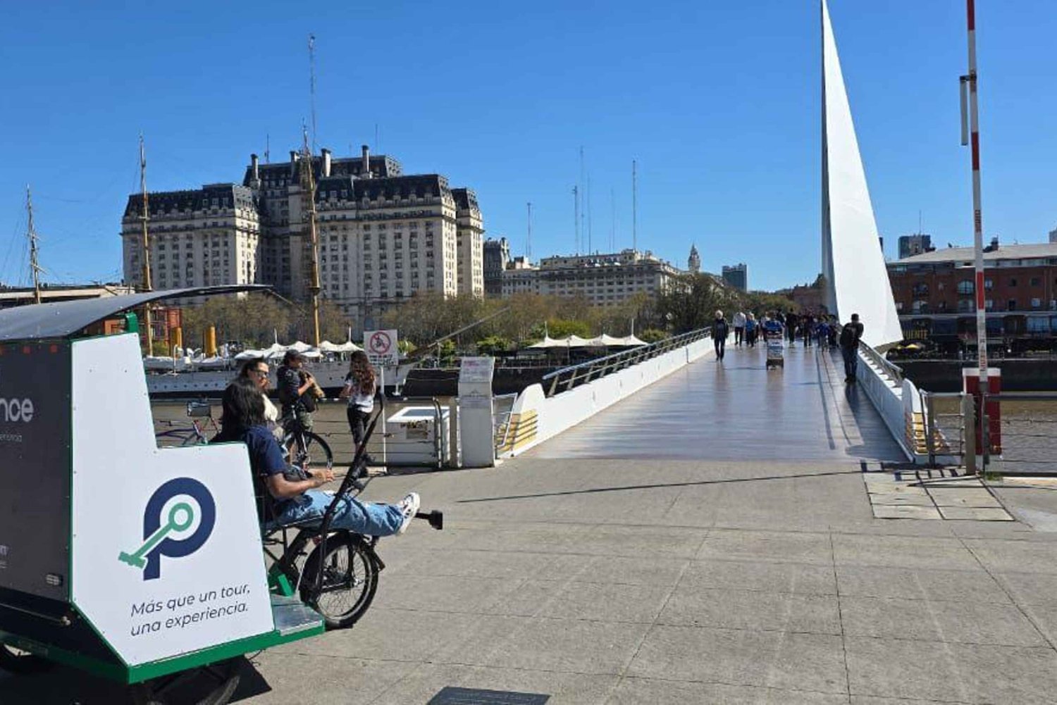 Odkryj Puerto Madero na pokładzie MOBI, nowego środka transportu turystycznego.