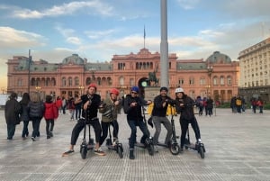 Explora el centro en scooter y con una bebida
