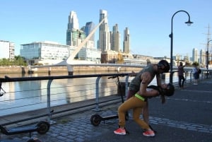 Explora el centro en scooter y con una bebida