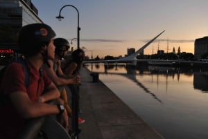 Explora el centro en scooter y con una bebida