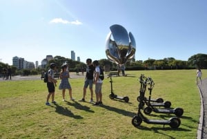 Explora el centro en scooter y con una bebida