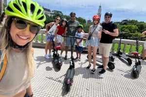 Explora el centro en scooter y con una bebida