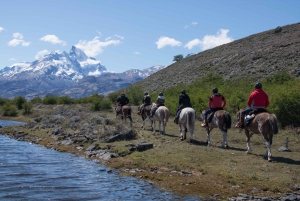 Z El Calafate: Estancia Horseback Riding and Boat Tour (jazda konna i rejs wycieczkowy)