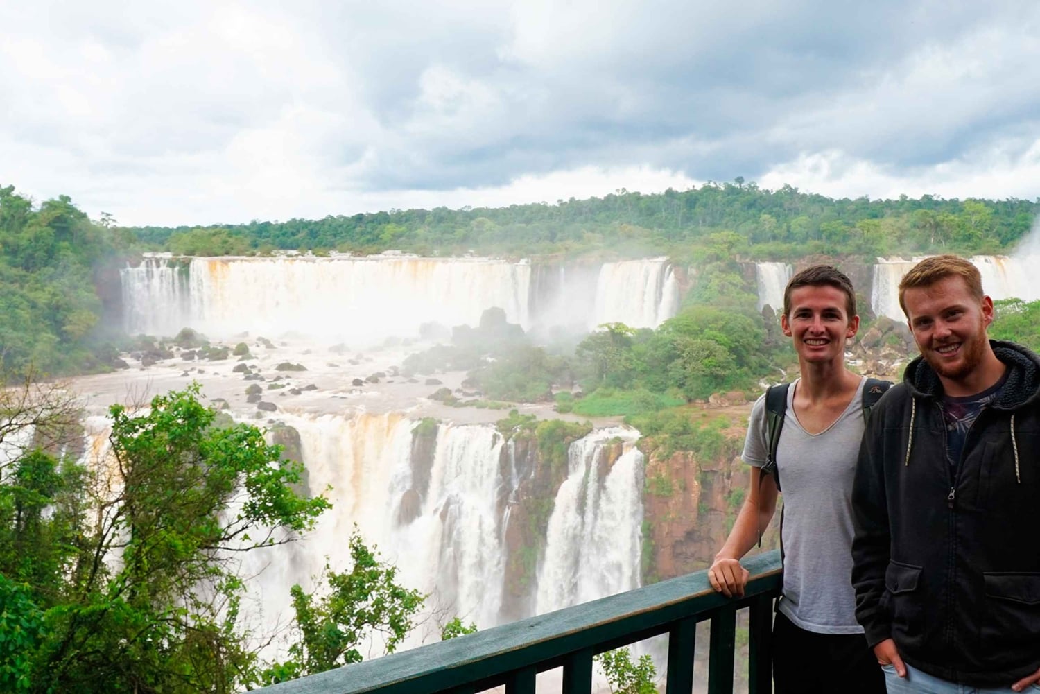 Fra Puerto Iguazu: Argentina og Brasils sider av Iguazu Falls