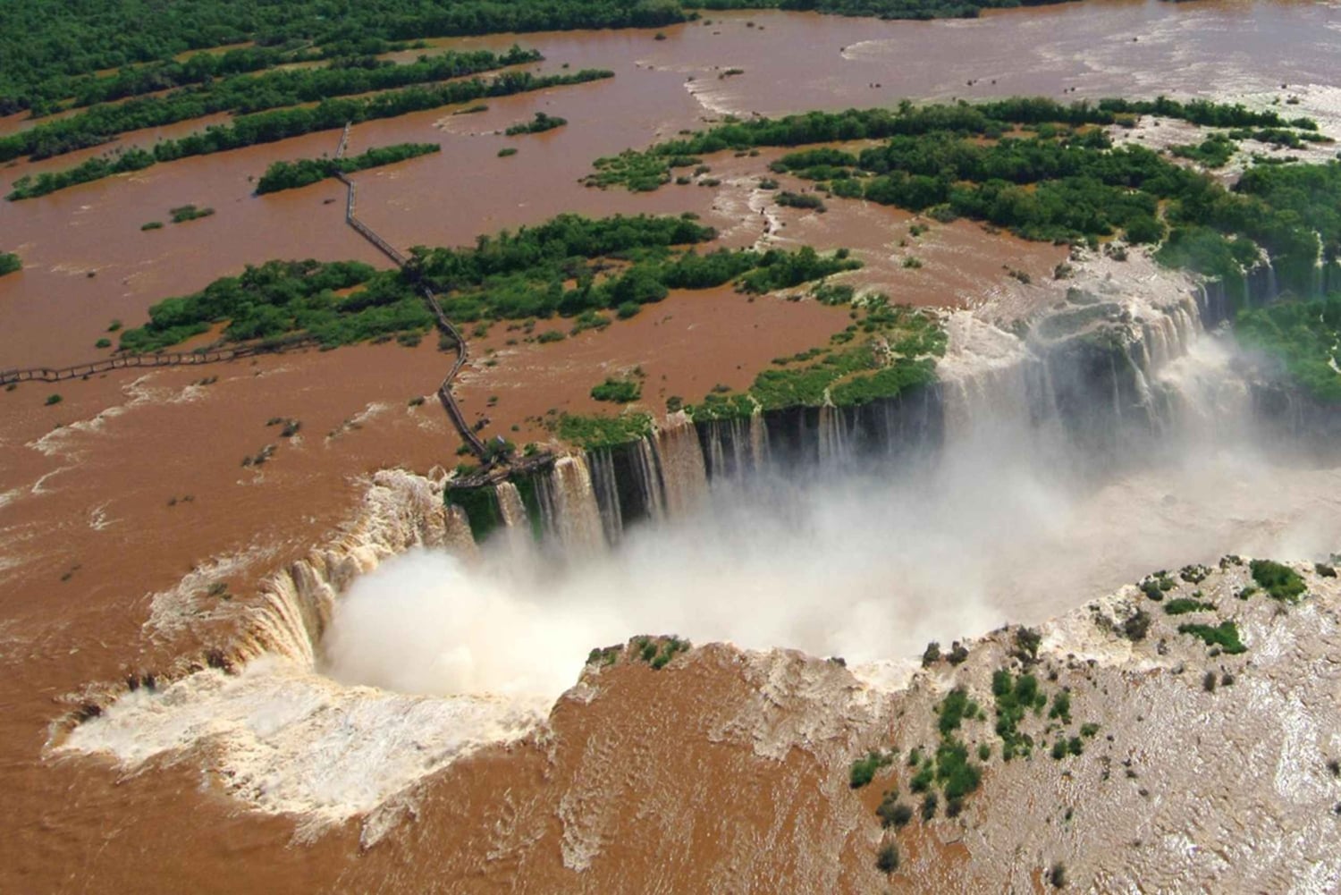 Fra Puerto Iguazu: Argentina og Brasils sider av Iguazu Falls