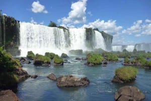 Fra Puerto Iguazu: Argentina og Brasils sider av Iguazu Falls