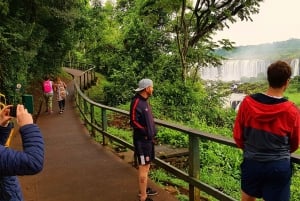 Puerto Iguazusta: Iguazu: Brasilian puolella putouksia lipun kanssa