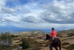 Excursión a caballo de día completo a la montaña