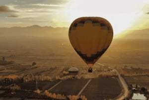 Heißluftballonfahrt über die Weinberge von Mendoza und Weintrinken