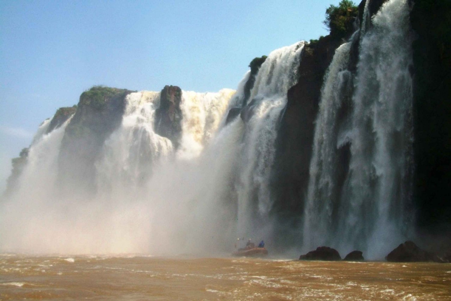 Puerto Iguazú: Iguazun putousten retki jeeppikierroksella ja veneajelulla