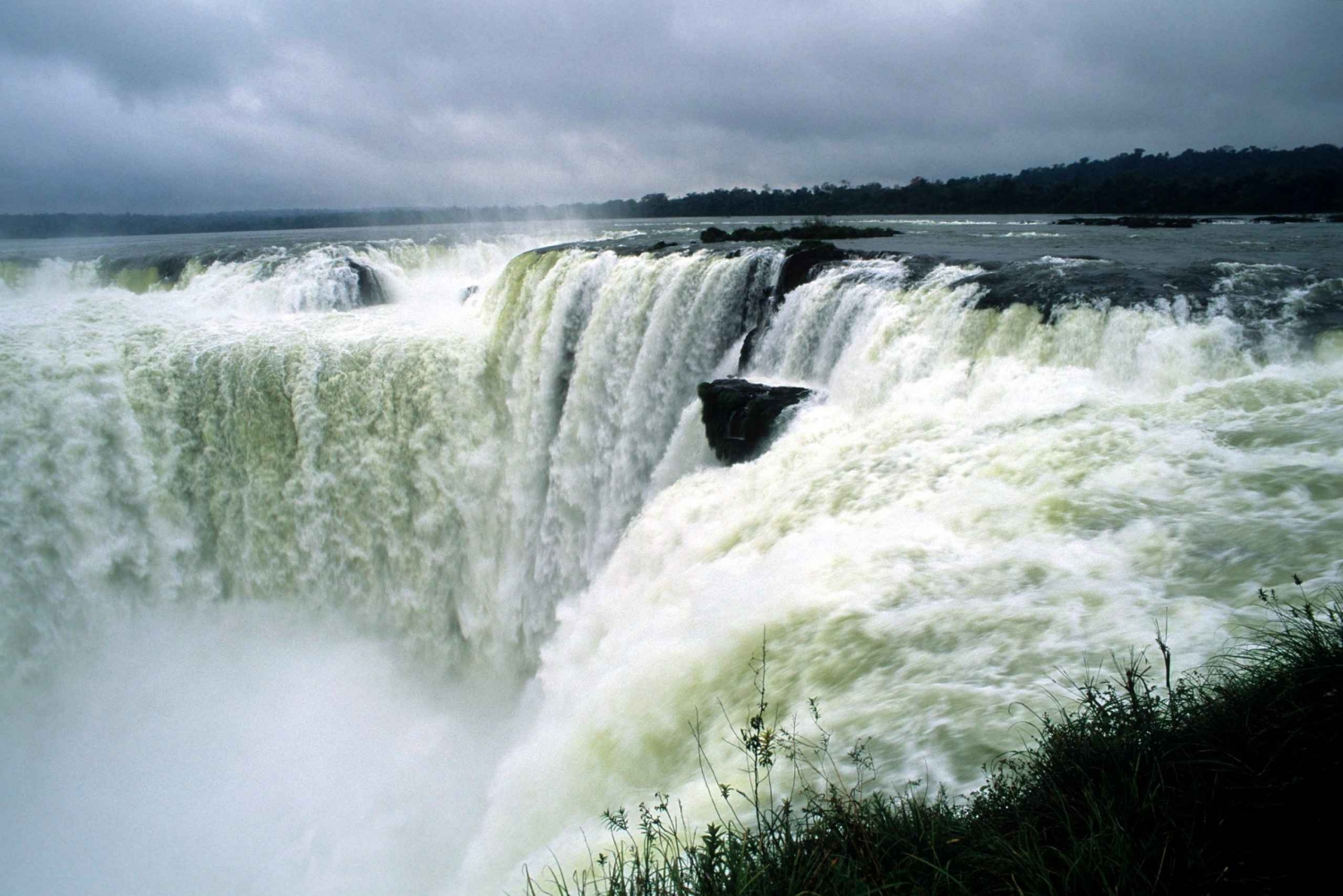 Argentyńska strona wodospadu Iguazu z Puerto Iguazu