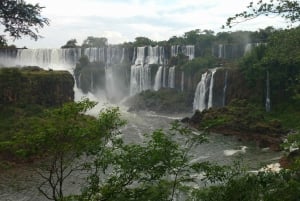 Inmersión en las Cataratas del Iguazú: Paseo guiado, viaje en tren y barco