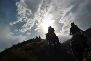 Mendoza: Auringonlaskun ratsastus vuorilla ja grillaus.
