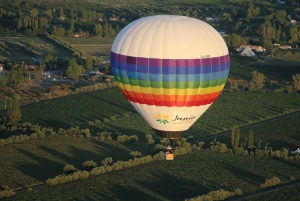 Cielos Dorados de Mendoza: Vuelo en Globo al Atardecer