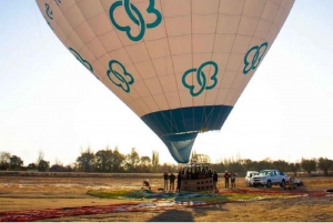 Cielos Dorados de Mendoza: Vuelo en Globo al Atardecer