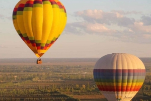 Céus dourados de Mendoza: voos de balão ao pôr do sol