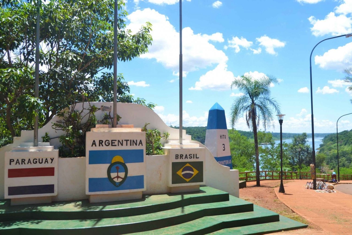 Puerto Iguazú: Hito Tres Fronteras y City Tour La Aripuca in Argentina