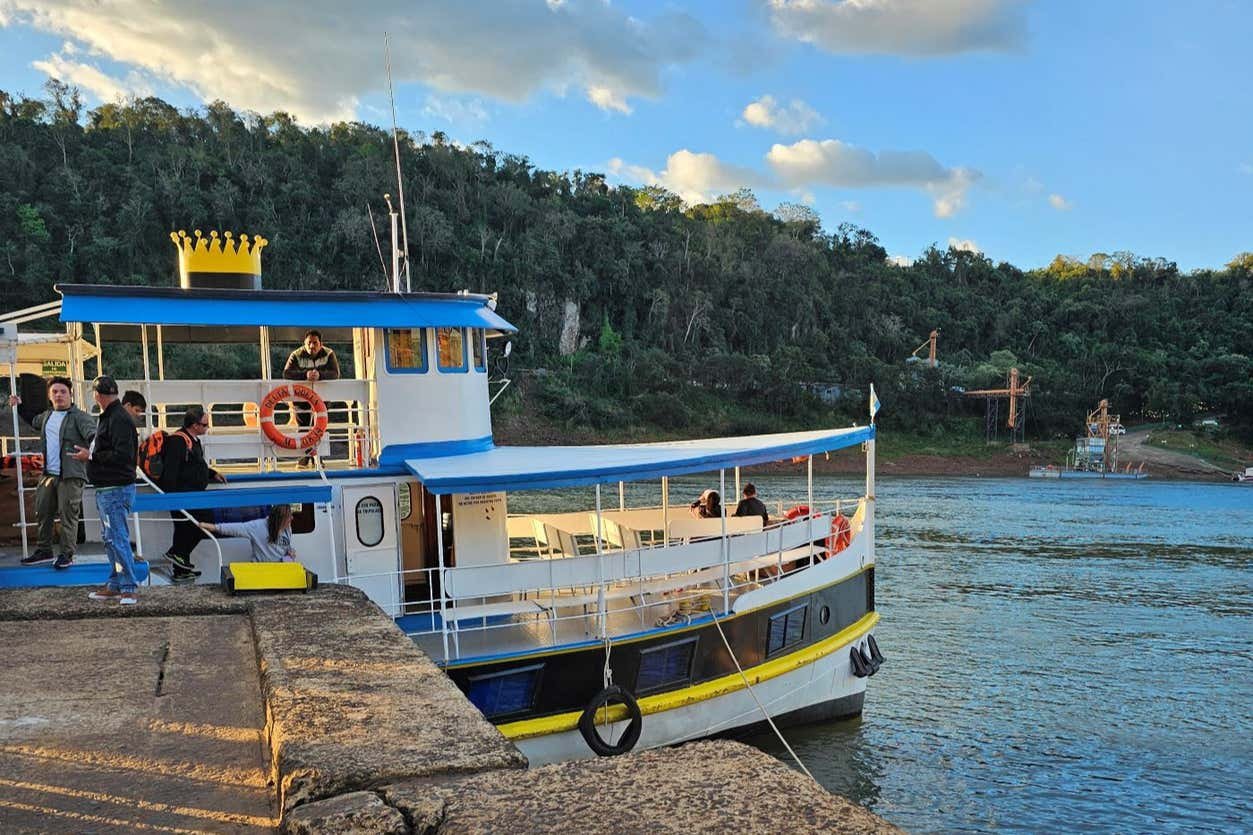 Paseo en barco por el Hito de las Tres Fronteras