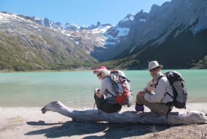 Ushuaia: Esmeralda Lagoon Hiking Tour with Lunch and Drinks