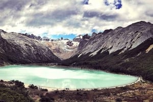 Ushuaia: Laguna Esmeralda Opastettu vaellus lounaalla Box Lunchilla