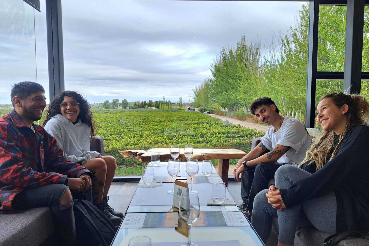 Tour in bicicletta del vino e del cioccolato: pedalata, degustazione, pranzo, vigneti.