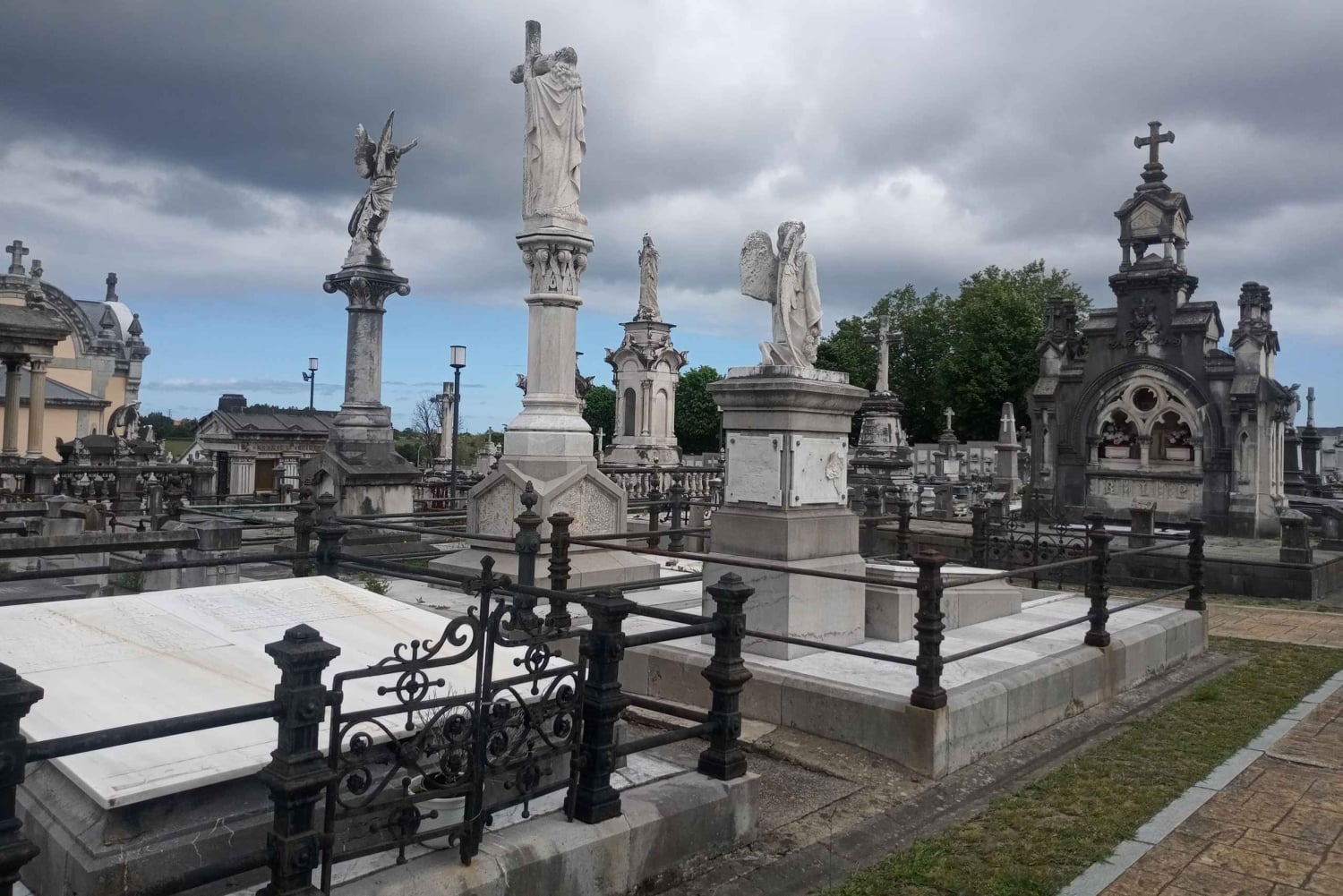 Авилес: Экскурсия по кладбищу Ла-Карриона