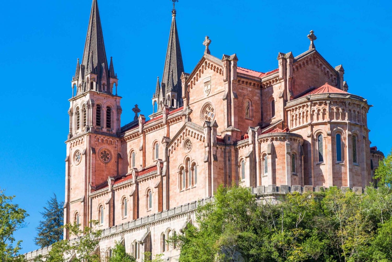 From Gijón: Covadonga Lakes, Cangas de Onís and Lastres