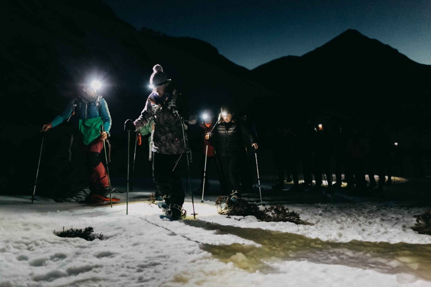Desde La Raya: Excursión nocturna con raquetas de nieve en Asturias