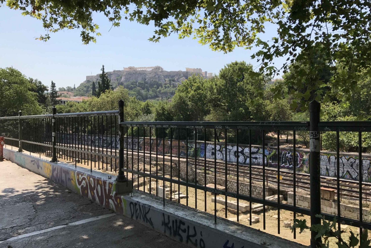 Athens: Acropolis Guided Tour & Food Walk in Plaka