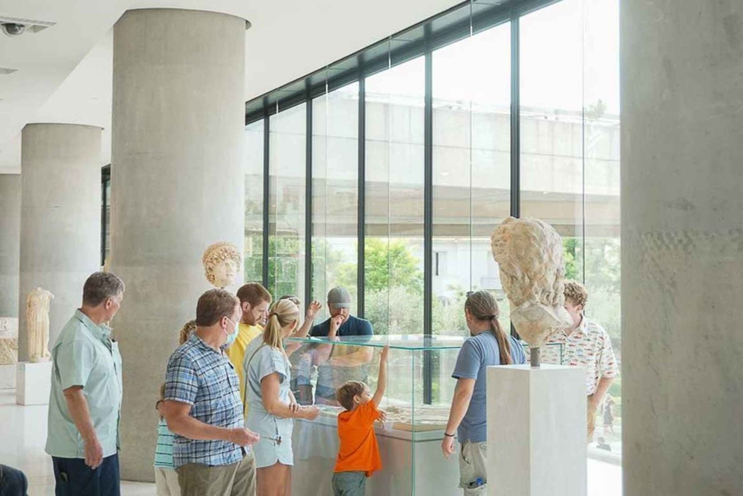 Akropolis-museet: Familietur og skattejagt med mulighed for billet