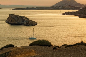 La antigua Corinto y la puesta de sol en el Templo de Poseidón Cabo Sounio