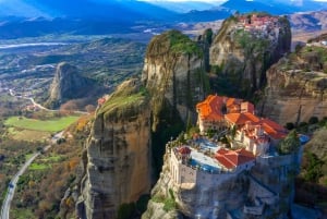 Atene: Tour di 2 giorni di Meteora in spagnolo con guida e hotel