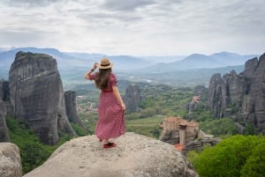 Athens: 2-Day Meteora Tour in Spanish with Guide & Hotel