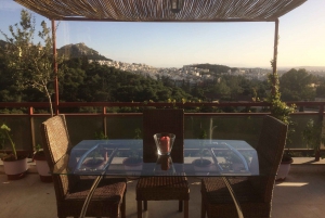 Ateena: 6 ruokalajin kreikkalainen illallinen katolla viinin kera