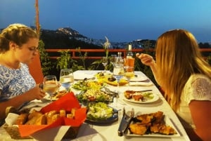Atenas: Comida de 6 platos de cocina griega en la azotea con vino