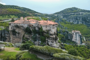 アテネ発：サントリーニ島、ペロポネソス、メテオラ（中国語）7日間ツアー
