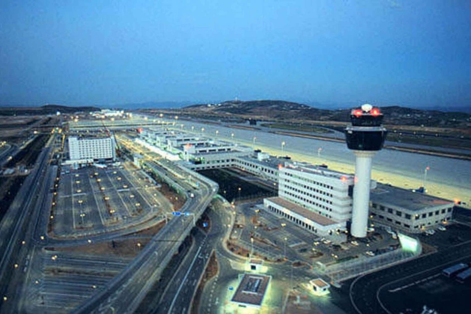 Athene luchthaven naar Piraeus cruisehaven VIP Mercedes minibus