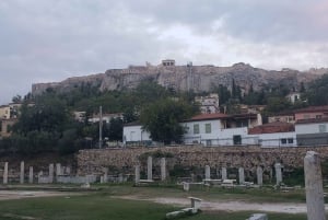 Tour a piedi di Atene di notte per piccoli gruppi con cena