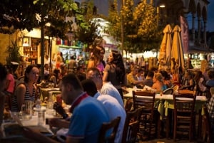 Nocna wycieczka po Atenach o zmierzchu z napojami i daniami meze