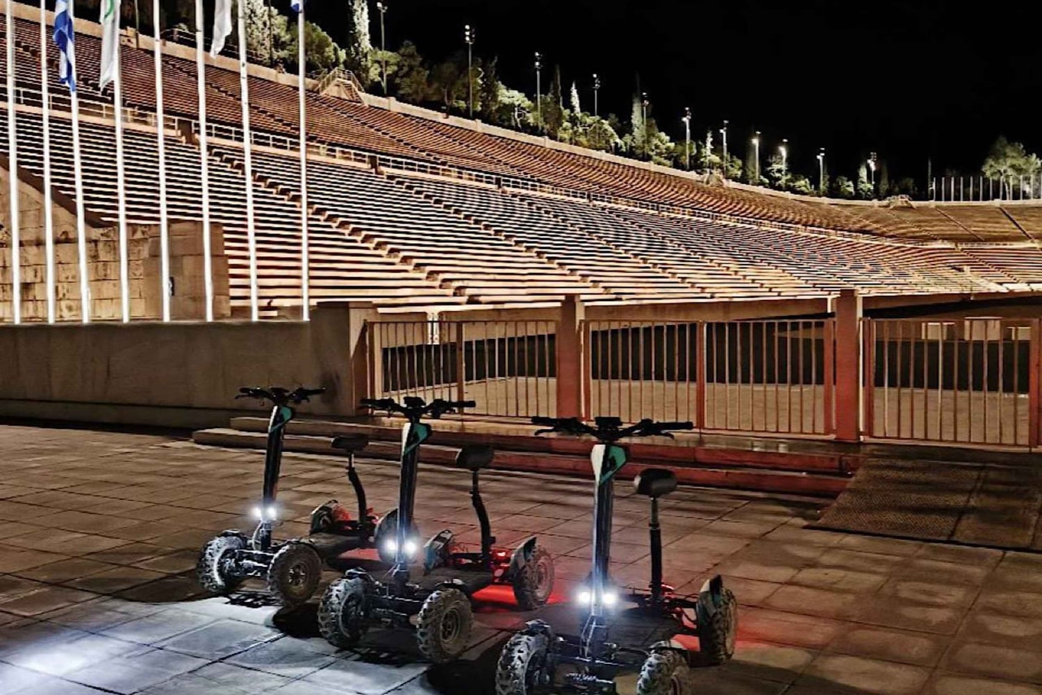 Visite nocturne d'Athènes en scooter électrique à quatre roues