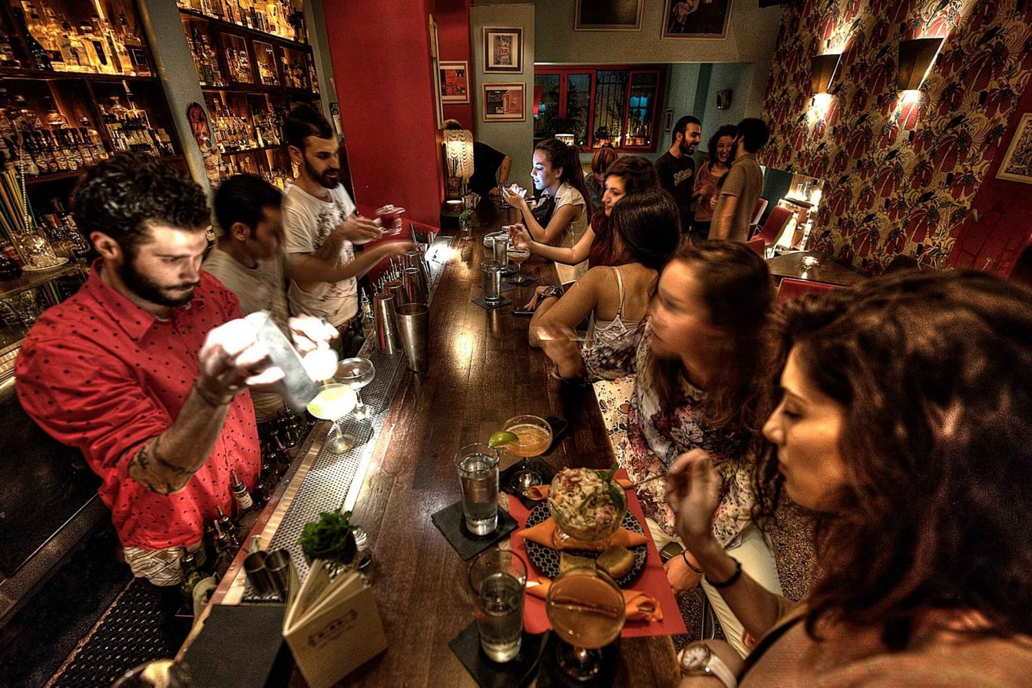 Ateena yöllä: Ateena: Nähtävyydet, alkoholijuomat ja ruoka