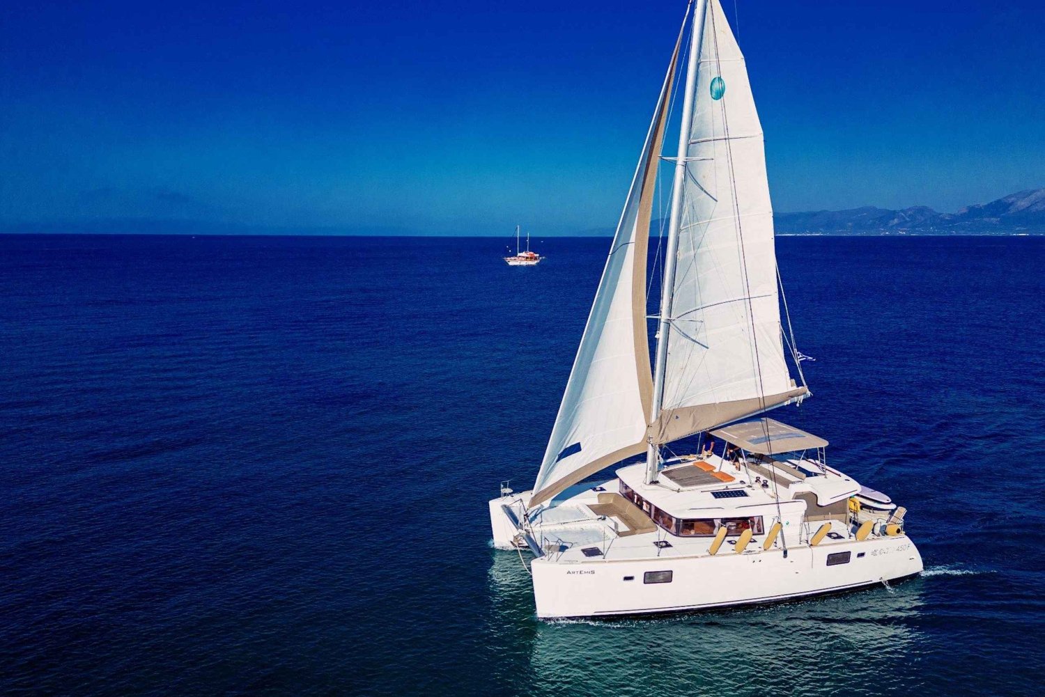 Athens: Catamaran Trip to Poseidon Temple with Meal & Drinks