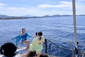 Atenas: Cruzeiro de catamarã com almoço leve e vinho