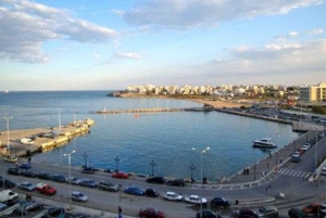 Trasferimento facile dalla città di Atene al porto di Rafina in furgone e minibus