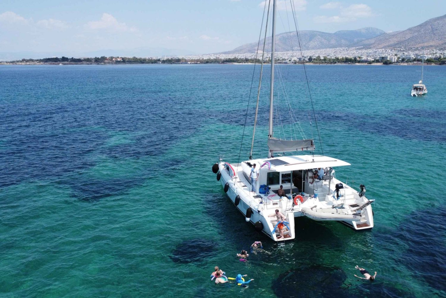 Croisière privée en catamaran sur la Riviera d'Athènes avec repas et boissons