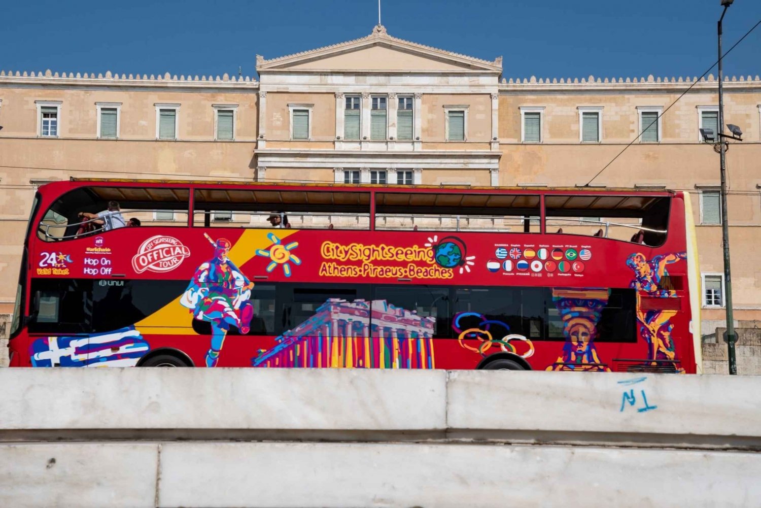 Ateena: Hop-On Hop-Off bussilippu ja lentokenttäkuljetus.